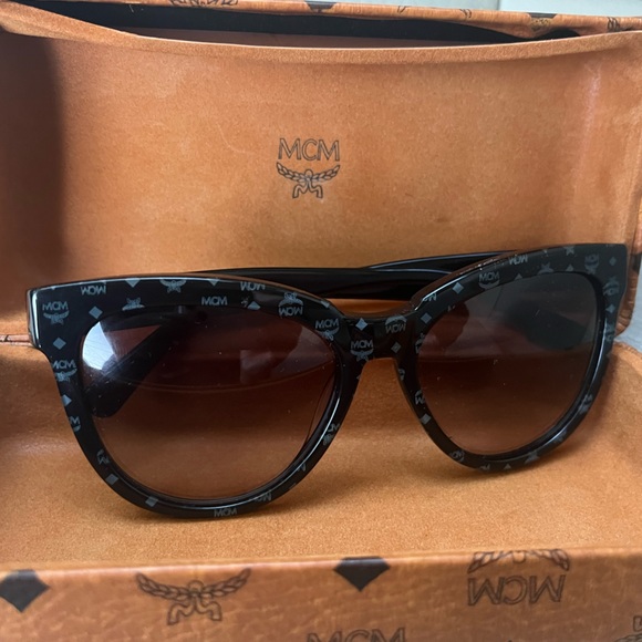 EUC MCM - 56mm Cat Eye Sunglasses
black visetos - Picture 3 of 6